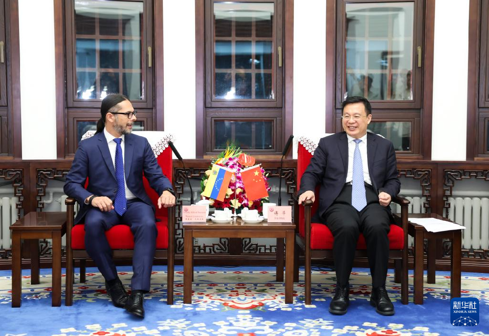 傅华会见委内瑞拉新闻和通信部长尼亚涅斯